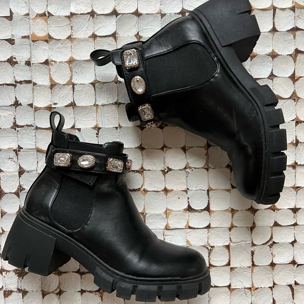 Madden girl size 6.5 Chelsea boots, super comfy.